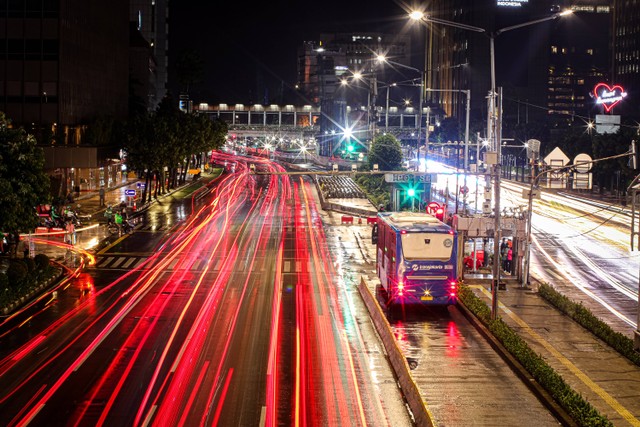 Ilustrasi Halte Terdekat Stasiun Mangga Besar. Foto: Unsplash/farrel.