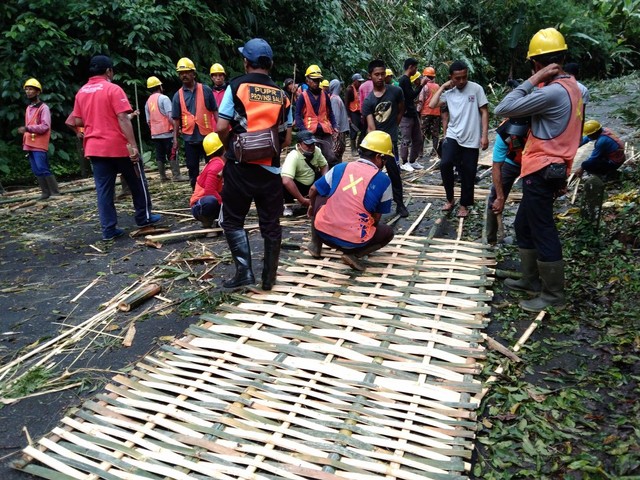 Pembuatan jembatan darurat di jalan raya penghubung Bangli-Tembuku, Bali. Foto: Dok. BPBD Kabupaten Bangli. 