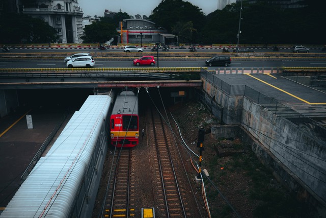 Ilustrasi Rute KRL Bekasi Tanah Abang Terbaru. Foto: Unsplash/Andika Febrian.