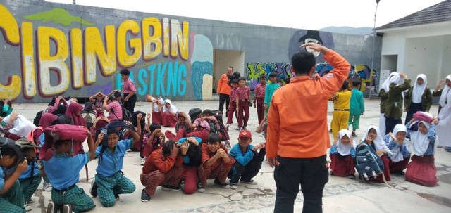 BPBD Kabupaten Kuningan, Jawa Barat, saat memberikan simulasi evakuasi kebencanaan di daerah rawan bencana alam. (Andri)