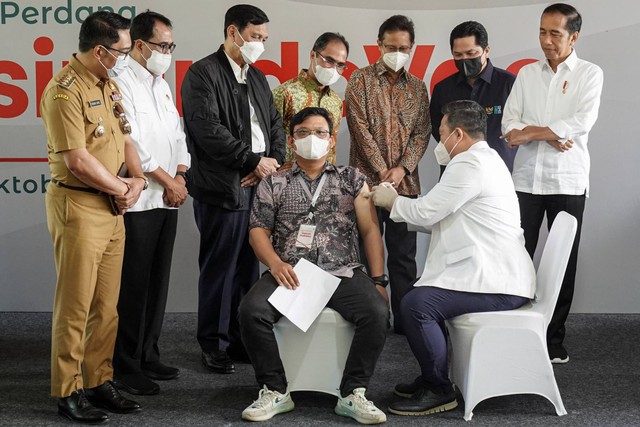 Presiden Jokowi didampingi sejumlah menteri menyaksikan penyuntikan vaksin pada Peluncuran dan Penyuntikan Perdana Vaksin IndoVac di kantor Bio Farma, Bandung, Jawa Barat, Kamis (13/10/2022). Foto: Dhemas Reviyanto/ANTARA FOTO