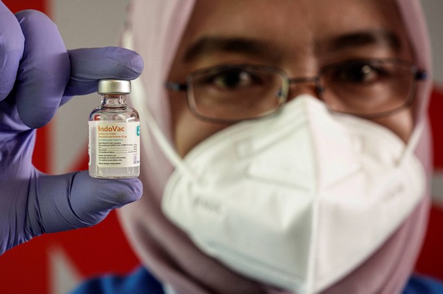 Petugas menunjukkan vaksin pada Peluncuran dan Penyuntikan Perdana Vaksin IndoVac di kantor Bio Farma, Bandung, Jawa Barat, Kamis (13/10/2022). Foto: Dhemas Reviyanto/ANTARA FOTO