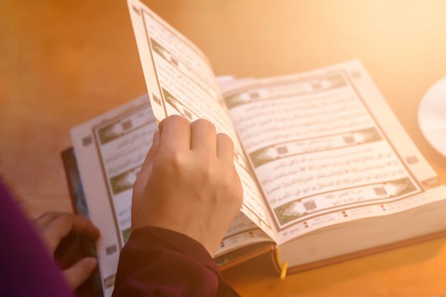 Ilustrasi Al-quran. Foto: FOTOKITA/Shutterstock.