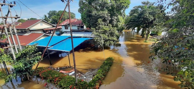 Kondisi Jalan Tengku Umar Kelurahan Ladang yang terendam banjir. Foto: Yusrizal/Hi!Pontianak