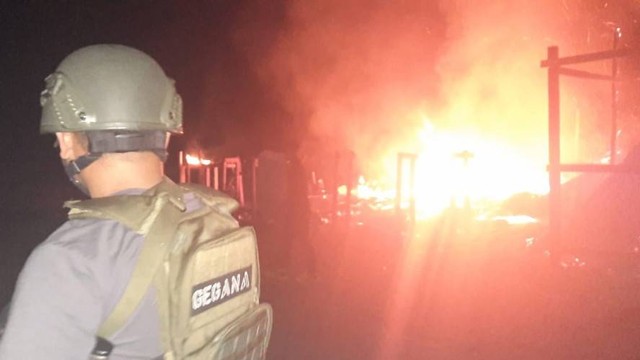 Pembakaran Pos COVID-19 di Bandara Kenyam, Kabupaten Nduga Papua. (Foto Humas Polda Papua)  