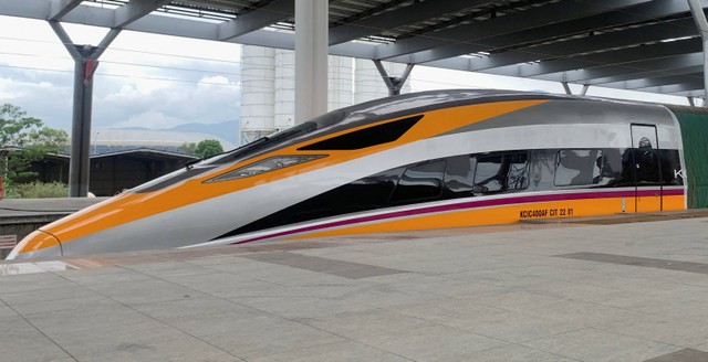 Kereta cepat Electric Multiple Unit untuk proyek jalur kereta api bagian dari China's Belt and Road Initiative diparkir di Stasiun Tegal Luar, Bandung, Jawa Barat, Kamis (13/10/2022). Foto: Yuddy Cahya Budiman/REUTERS