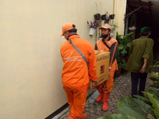 Petugas pengkosongan rumah mengangkut barang-barang milik Wandah Hamidah di kawasan Menteng, Jakarta Pusat, Kamis (13/10). Foto: Ananta Erlangga/kumparan