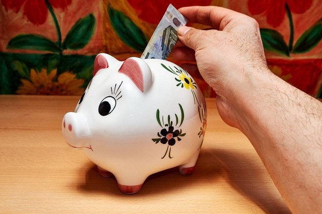 https://pixabay.com/users/horstkoenemund-8326427/ - tips menabung harian