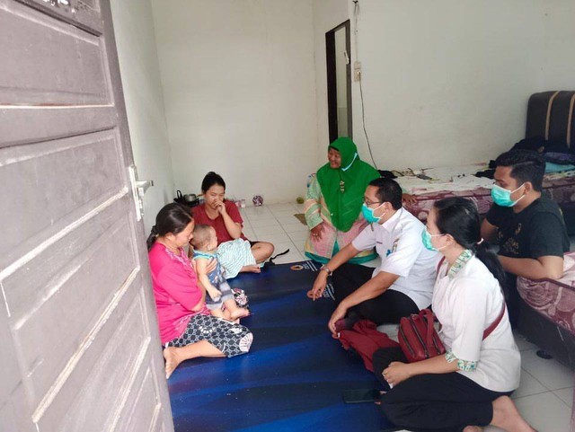Pengungsi di Gedung Cadika diperiksa oleh tim medis Puskesmas Tanjungpuri dan Dinkes Sintang. Foto: Yusrizal/Hi!Pontianak