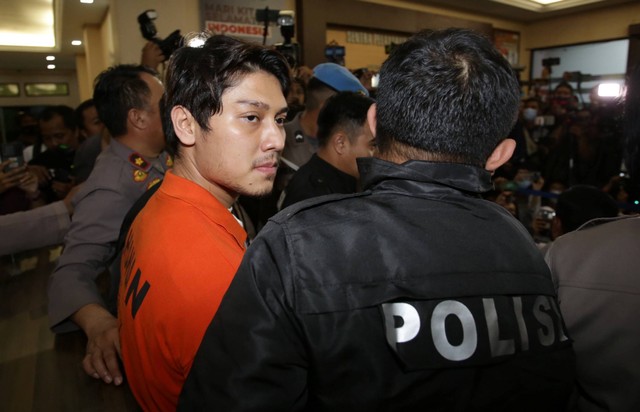 Rizky Billar menggunakan baju tahanan saat dihadirkan pada rilis terkait kasus KDRT, di Polres Metro Jakarta Selatan, Kamis (13/10/2022). Foto: Agus Apriyanto
