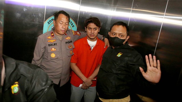 Rizky Billar menggunakan baju tahanan saat dihadirkan pada rilis terkait kasus KDRT, di Polres Metro Jakarta Selatan, Kamis (13/10/2022). Foto: Agus Apriyanto