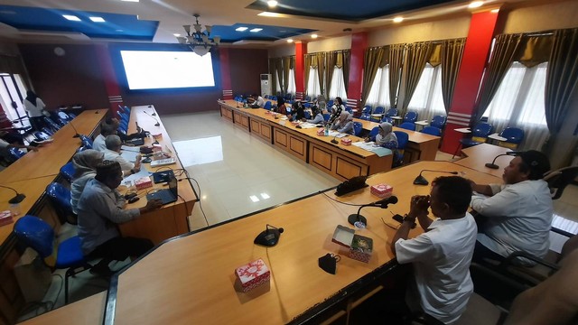 Wali Kota Palu Hadianto Rasyid memimpin rapat tahapan akhir penilaian kelurahan Mantap 2 M. Foto: Dok. Pemkot Palu