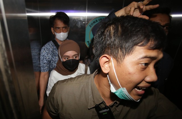 Artis Lesti Kejora bersama kuasa hukumnya Sandy Arifin saat mendatangi Polres Jakarta Selatan, Jakarta, Kamis, (13/10/2022). Foto: Agus Apriyanto