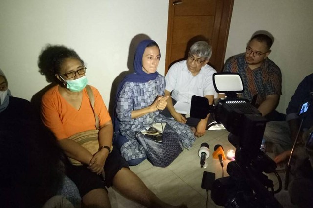 Wanda Hamidah saat memberikan keterangan ditemani temaram lampu lilin lantaran listrik sudah diputus. Foto: Ananta Erlangga/kumparan