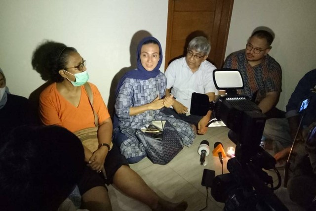 Wanda Hamidah saat memberikan keterangan ditemani temaram lampu lilin lantaran listrik sudah diputus. Foto: Ananta Erlangga/kumparan