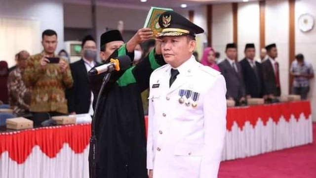 Gubernur Sulawesi Tengah Rusdy Mastura resmi melantik Moh Muchlis sebagai Pejabat Bupati Buol hingga 2024. Foto: Istimewa