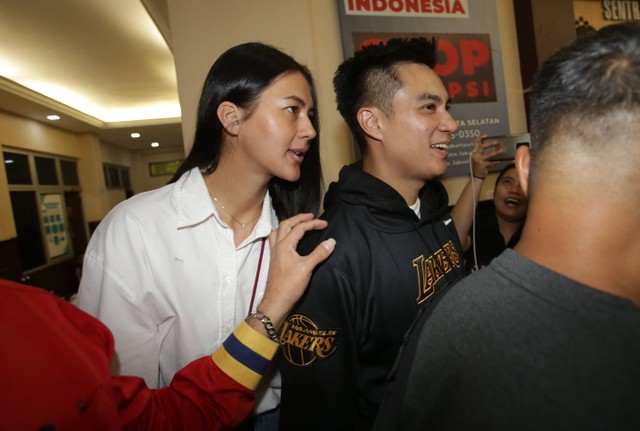 Pasangan artis Baim Wong dan Paula Verhoeven saat ditemui wartawan usai pemeriksaan terkait kasus prank KDRT di Polres Jakarta Selatan, Jakarta, Kamis, (13/10/2022). Foto: Agus Apriyanto