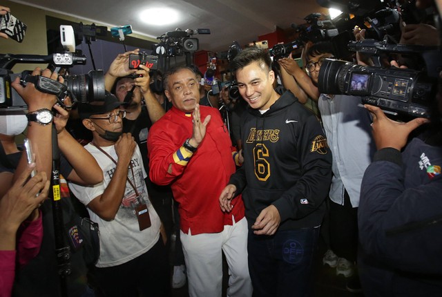 Pasangan artis Baim Wong dan Paula Verhouven saat ditemui wartawan usai pemeriksaan terkait kasus prank KDRT di Polres Jakarta Selatan, Jakarta, Kamis, (13/10/2022). Foto: Dok. Agus Apriyanto