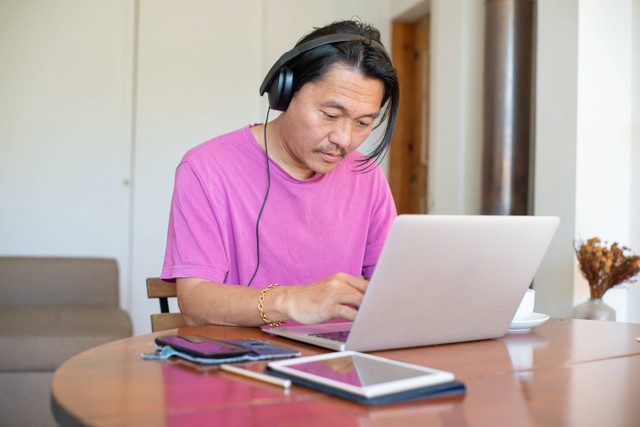Foto oleh Kampus Production dari Pexels: https://www.pexels.com/id-id/foto/orang-laptop-internet-mengetik-7490529/