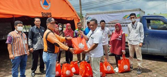 Penyerahan bantuan dari PTPN XIII untuk warga terdampak banjir di Kabupaten Sintang. Foto: Yusrizal/Hi!Pontianak