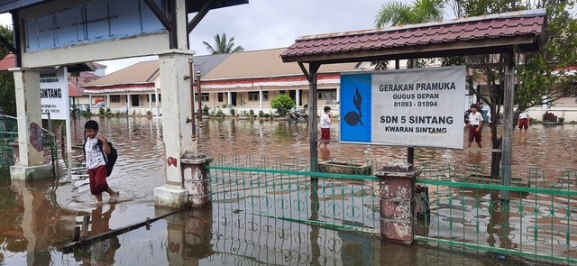 SDN 5 Sintang merupakan salah satu sekolah yang terdampak banjir. Foto: Yusrizal/Hi!Pontianak