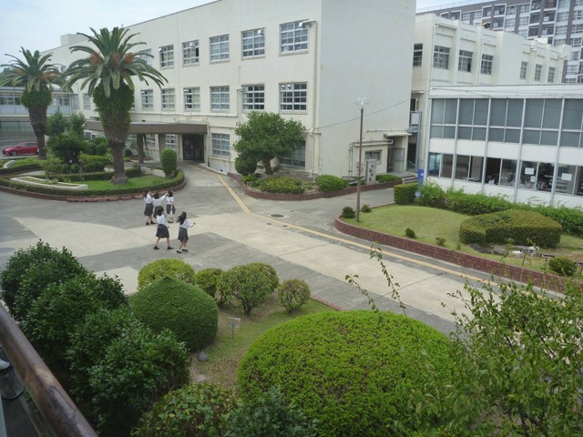 Halaman depan sekolah. Foto: Dokumentasi pribadi