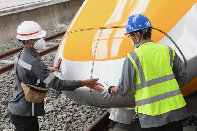 Teknisi memeriksa kereta cepat inspeksi yang dihadirkan di lokasi proyek Kereta Cepat Jakarta Bandung di Stasiun Tegalluar, Kabupaten Bandung, Jawa Barat, (13/10/2022). Foto: Hafidz Mubarak A/ANTARA FOTO