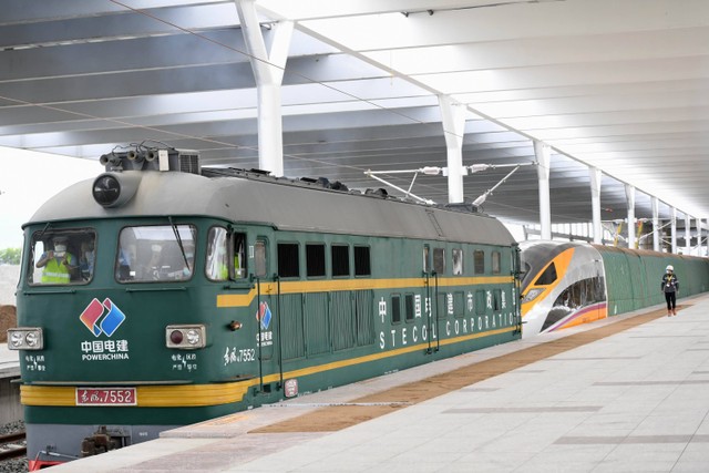 Kereta cepat inspeksi ditarik dengan lokomotif saat dihadirkan di lokasi proyek Kereta Cepat Jakarta Bandung di Stasiun Tegalluar, Kabupaten Bandung, Jawa Barat, (13/10/2022).  Foto: Hafidz Mubarak A/ANTARA FOTO