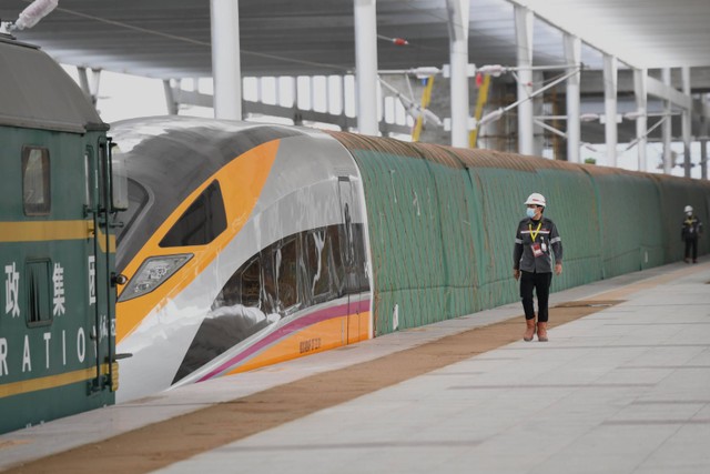 Kereta cepat inspeksi dihadirkan di lokasi proyek Kereta Cepat Jakarta Bandung di Stasiun Tegalluar, Kabupaten Bandung, Jawa Barat, (13/10/2022). Foto: Hafidz Mubarak A/ANTARA FOTO