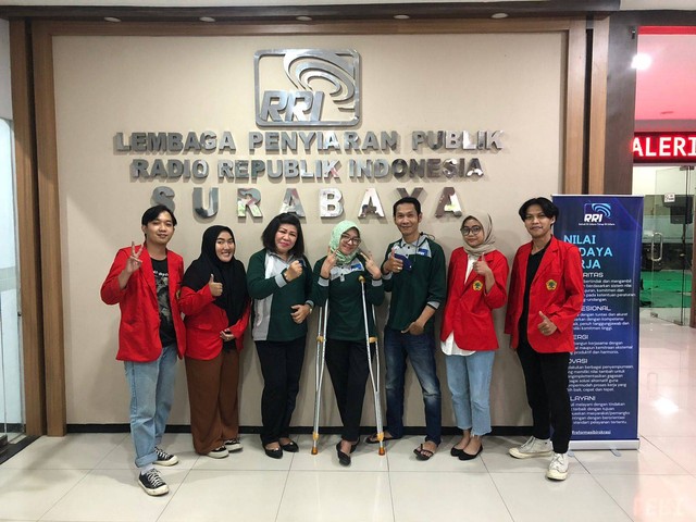 Dokumentasi Mahasiswa Magang dan Kepala Program Pada RRI Surabaya