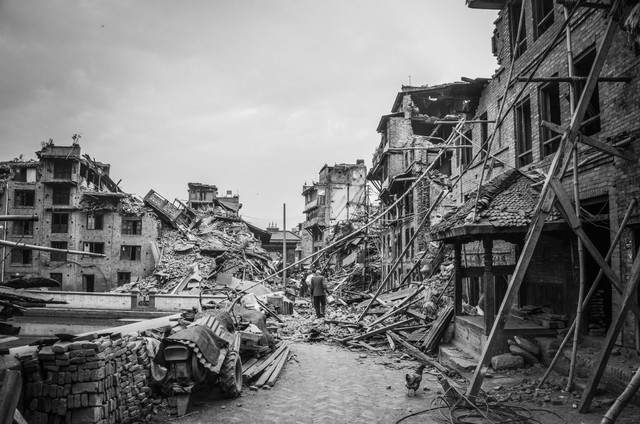 Foto ilustrasi gempa Sumber: https://www.pexels.com/id-id/foto/hitam-dan-putih-bangunan-hancur-puing-7806169/
