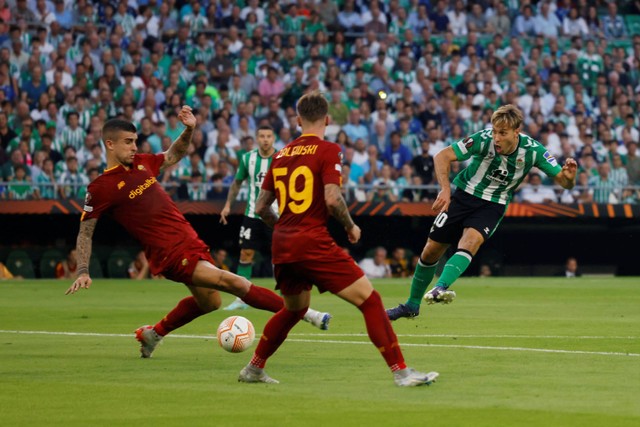 Pemain AS Roma Gianluca Mancini menghadang tendangan pemain Real Betis pada pertandingan Grup C Liga Europa di Estadio Benito Villamarin, Seville, Spanyol. Foto: Marcelo Del Pozo/REUTERS