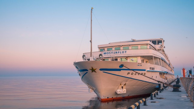 Sumber di ambil dari: https://www.pexels.com/photo/ship-docked-on-a-port-by-the-seaside-8594354/