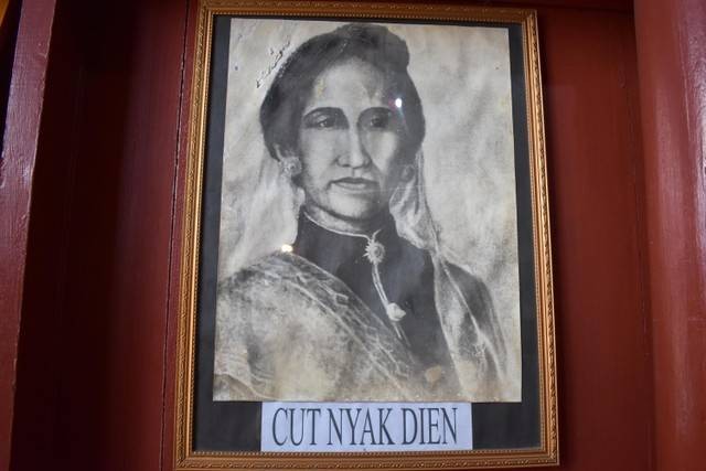 Lukisan Cut Nyak Dhien di rumahnya. Foto repro: Adi Warsidi/acehkini