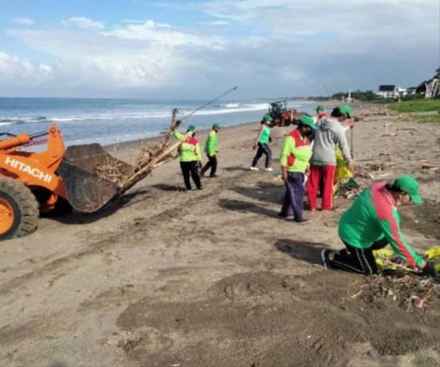 Pembersihan sampah di pesisisr selatan, Badung, Bali - DLHK Badung