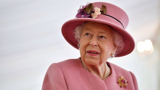 Ratu Elizabeth II saat meresmikan Pusat Analisis Energetika baru di Dstl di Porton Science Park, Salisbury, Inggris. Foto: Ben Stansall/Pool via REUTERS