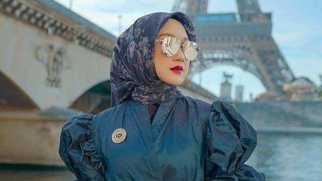 OOTD hijab ala Dian Pelangi saat di Paris. Foto: Instagram.com/dianpelangi