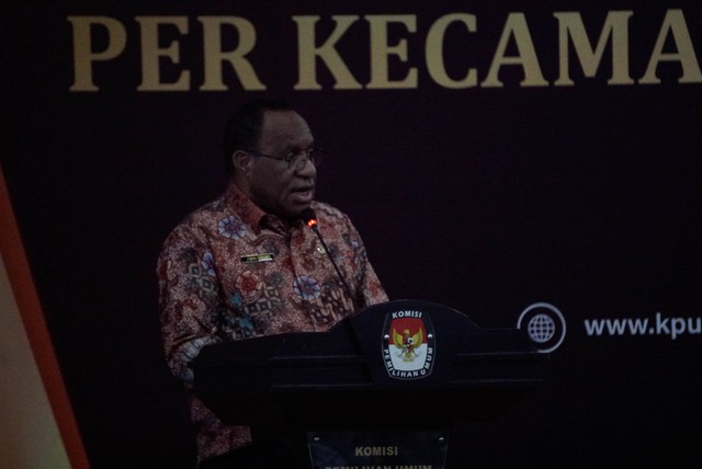 Wamendagri, John Wempi Wetipo dalam acara penyerahan Data Agregat Kependudukan per Kecamatan (DAK2) secara simbolis antara Kemendagri RI dan KPU, serta penyerahan Rekapitulasi Data WNI per PPLN secara simbolis di KPU RI, Jakarta, Jumat (14/10/2022). Foto: Jamal Ramadhan/kumparan