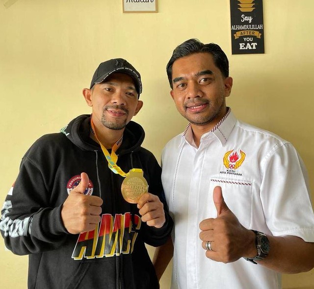Atlet kick boxing Pontianak, Wahyudi 'Bagong' bersama wakil ketua KONI Pontianak, Reza Fauzi. Foto: Leo Prima/Hi!Pontianak
