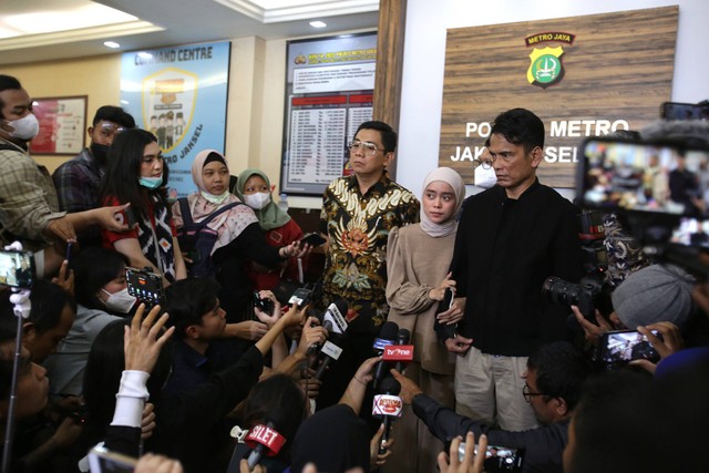 Lesty Kejora bersama ayahnya Endang Mulyana dan kuasa hukum Sandy Arifin, saat memberi keterangan pers terkait perdamaian kasus KDRT di Polres Jakarta Selatan, Jakarta, Jumat, (14/10/2022). Foto: Dok. Agus Apriyanto