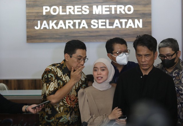 Lesty Kejora bersama ayahnya Endang Mulyana dan kuasa hukum Sandy Arifin, saat memberi keterangan pers terkait perdamaian kasus KDRT di Polres Jakarta Selatan, Jakarta, Jumat, (14/10/2022). Foto: Dok. Agus Apriyanto