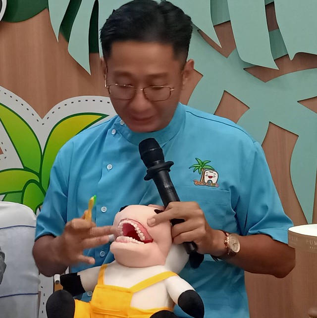 drg  Handy W.H. Sp.KGA, dokter gigi kepala di klinik Dentaland Surabaya, menunjukkan cara sikat gigi yang benar. Foto: Masruroh/Basra