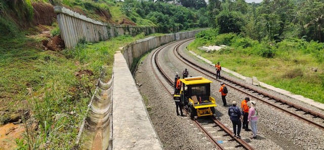 Petugas mengecek jalur rel kereta api antara Stasiun Batutulis dan Stasiun Maseng. Foto: Dok. PT KAI Daop 1