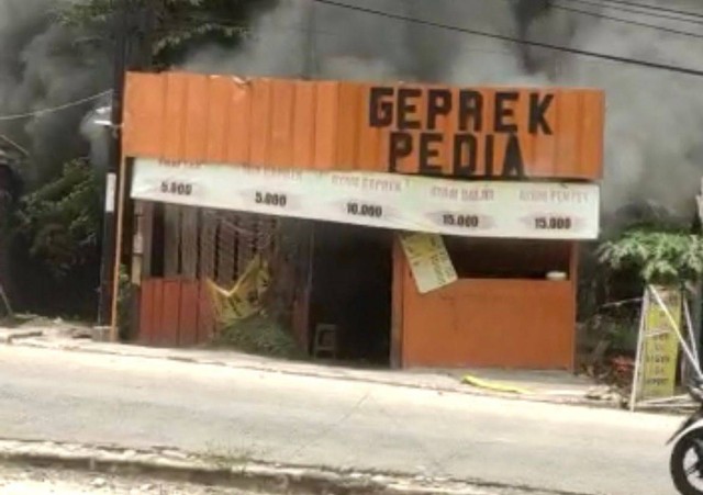 Warung Geprek di Bandar Lampung terbakar, Jumat (14/10/2022) | Foto: ist