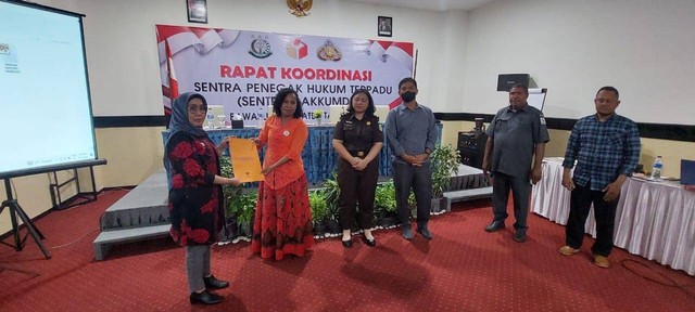 Penyerahan SK pembentukan Sentra Gakkumdu oleh anggota Bawaslu Provinsi Papua Barat kepada anggota Bawaslu Kabupaten Tambrauw.