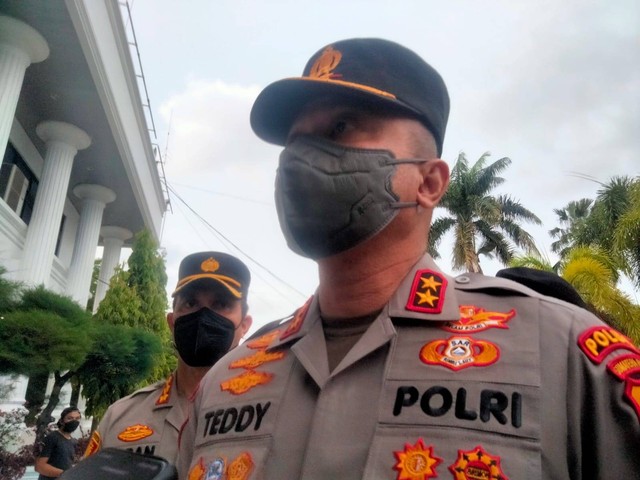 Irjen Pol Teddy Minahasa Putra saat menjabat Kapolda Sumbar memimpin pemusnahan barang bukti sabu seberat 41,4 KG. Foto: Irwanda/STR/kumparan