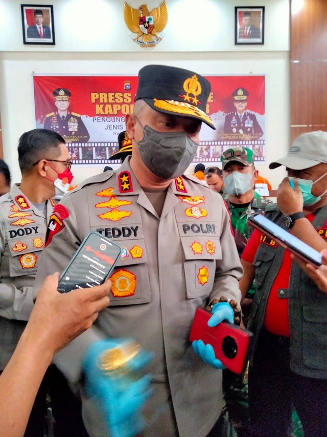 Irjen Pol Teddy Minahasa Putra saat menjabat Kapolda Sumbar memimpin pemusnahan barang bukti sabu seberat 41,4 KG. Foto: Irwanda/STR/kumparan