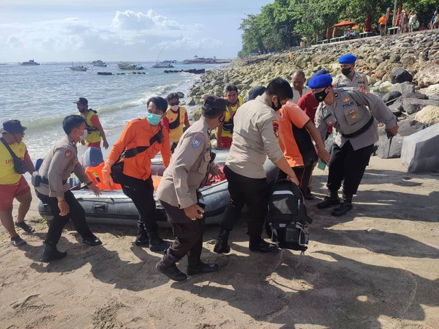 Proses evakuasi penemuan mayat di Sanur, Bali - IST