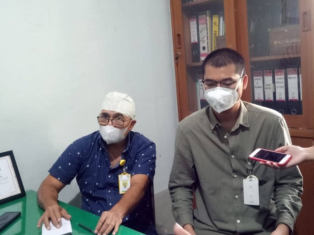 Dokter di RSUP Sanglah, Bali dr. I Gusti Ngurah Sanjaya Putra, Sp. A (kiri) dan  dr. Bagus Ngurah Mahakrishna, Sp.A (kanan) saat mengungkap kasus gagal ginjal misterius - IST