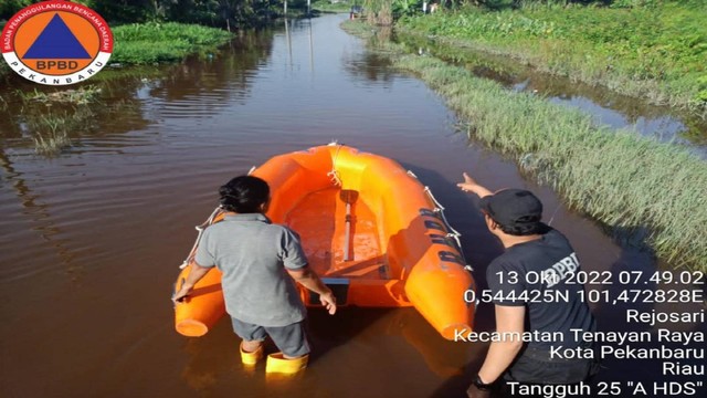 Evakuasi warga terdampak banjir di Bambu Kuning, Kota Pekanbaru. (Dok. BPBD Pekanbaru)
